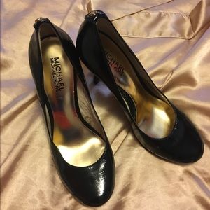 👠 Michael Kors Black Rounded Pumps